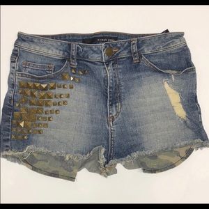 Sneak Peek Shorts-Stud Camo